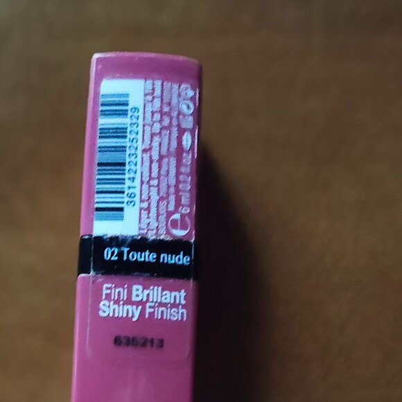 Rouge Laque Lipstick by Bourjois Fini Brillant Shinny Finish 02 Toute nude - Picture 4 of 4
